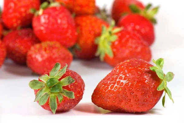 Isolated image of a ripe strawberry on a white background closeup — Stock Photo, Image