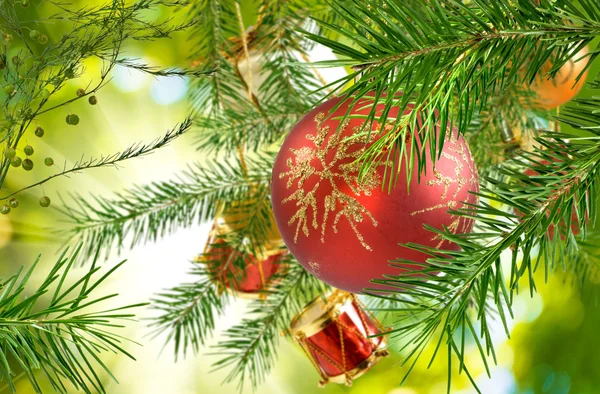 Weihnachtsschmuck auf dem Weihnachtsbaum auf dem grünen Hintergrund Nahaufnahme — Stockfoto