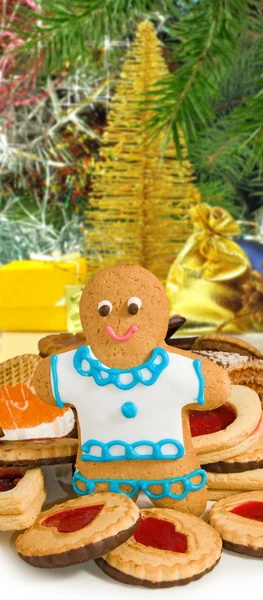 Image de pain d'épice et biscuits sur fond de décorations de Noël — Photo