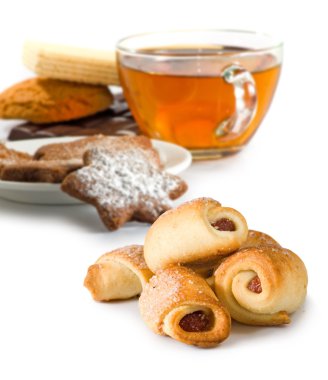 bir fincan çay ve çerezleri üzerinde beyaz bir arka plan görüntüsü