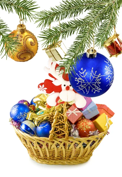Изолированное изображение рождественских украшений в корзине крупным планом — стоковое фото