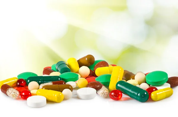 Diferentes pílulas no fundo branco — Fotografia de Stock