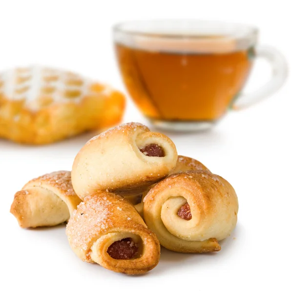 Tasse Tee und Kekse auf weißem Hintergrund — Stockfoto
