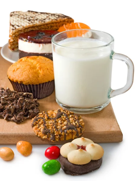 Image de tasse de lait et de nombreux biscuits délicieux gros plan — Photo