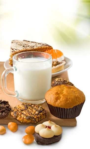 Bild von Tasse Milch und vielen leckeren Keksen aus nächster Nähe — Stockfoto