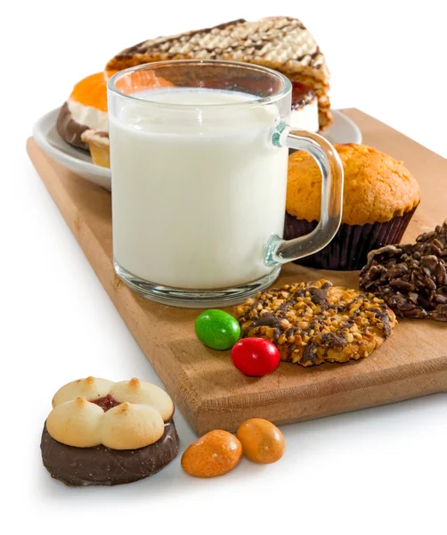 Geïsoleerde beeld van kopje melk en vele heerlijke koekjes close-up — Stockfoto