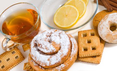 bir fincan çay ve farklı çerez closeup görüntüsünü