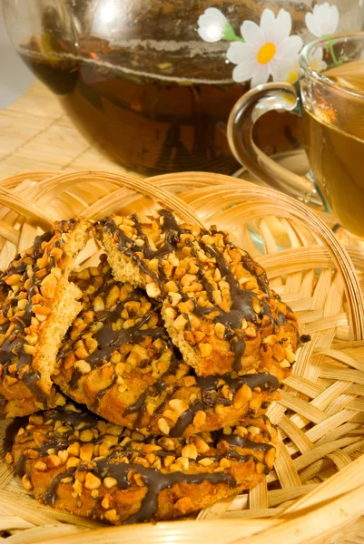 Afbeelding van een kopje thee en koekjes op de schotel close-up — Stockfoto