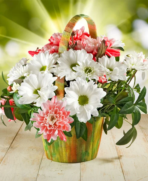 Obrazy květin na dřevěný stůl closeup — Stock fotografie