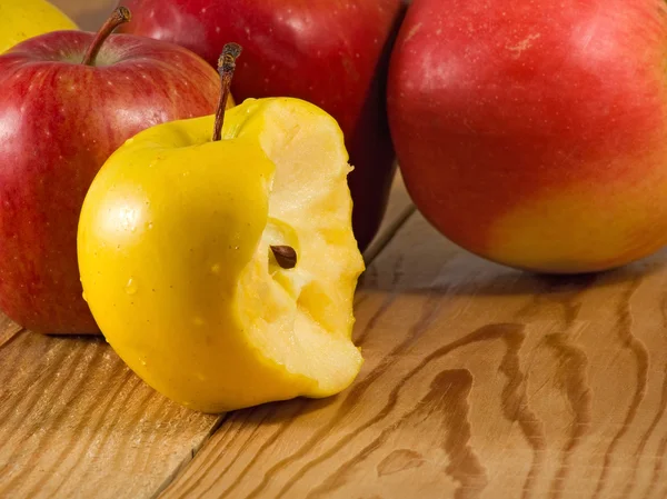 Imagen de manzanas maduras en un primer plano de madera — Foto de Stock