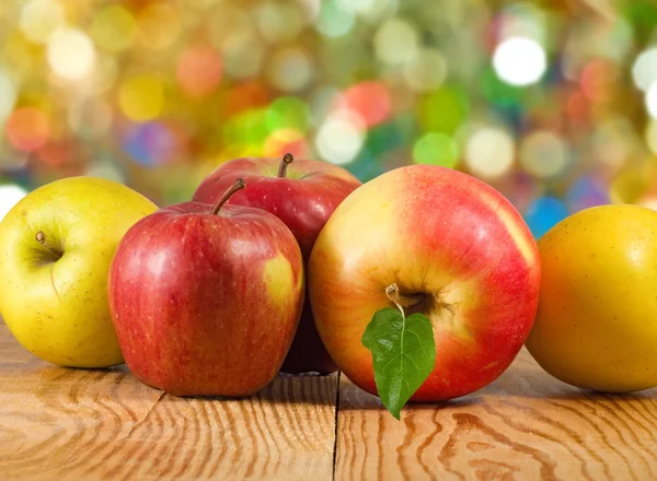 Ripe apples on a wooden board closeup — Stock Photo, Image