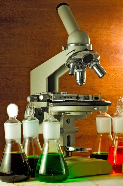 Görüntü, mikroskop ve şişe laboratuvarında sıvı ile — Stok fotoğraf
