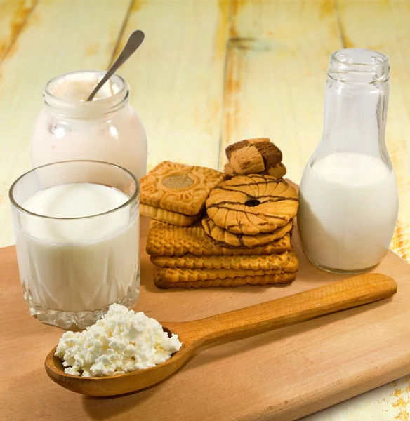 Imagem isolada de produtos lácteos em uma placa de madeira closeup — Fotografia de Stock