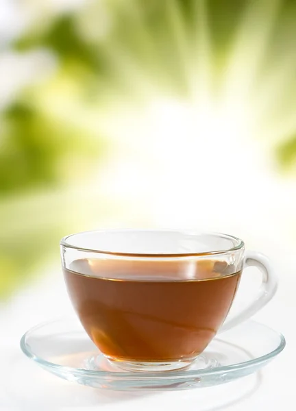 Image d'une tasse de thé sur un fond vert gros plan — Photo