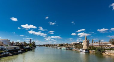 Cityscape panorama görünümünü Triana, Rio Guadalquivir ve Torre de Oro: Sevilla, Endülüs, İspanya