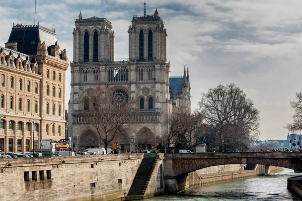 パリ、フランス-13 2 月 2015:Notre リヴ ゴーシュからノートルダム ・ ド ・ パリの眺め — ストック写真