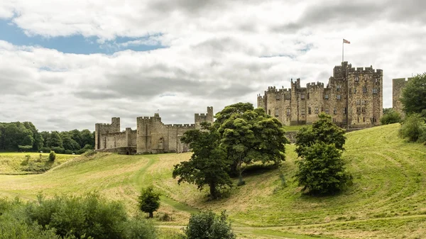 Historical Castle Panorama under dramatic cloudy sky, England — Stock Photo, Image