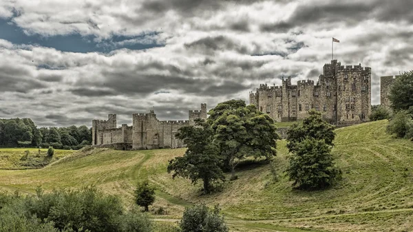 Historical Castle Panorama under dramatic cloudy sky, England — Stock Photo, Image