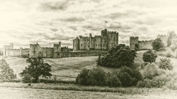 Castillo histórico Panorama bajo el cielo nublado dramático, Inglaterra Imagen de archivo