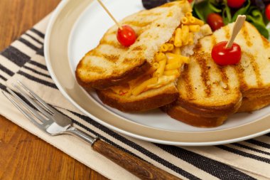 Makarna ve peynir sandviç.