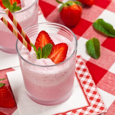 Çilekli yoğurt smoothie