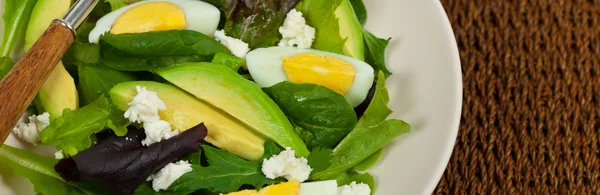 Frischer grüner Salat mit Avocado — Stockfoto