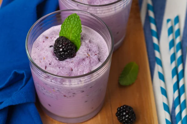 BlackBerry yoğurt smoothie — Stok fotoğraf