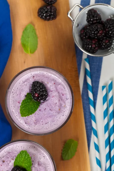 BlackBerry yoğurt smoothie — Stok fotoğraf