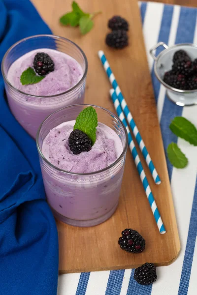 Ежевичный йогуртовый коктейль — стоковое фото