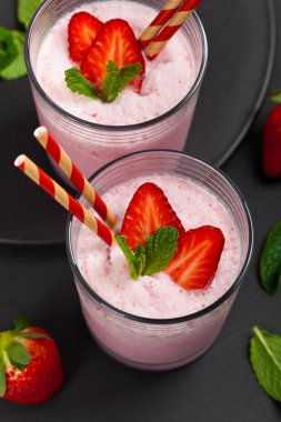 Çilekli yoğurt smoothie