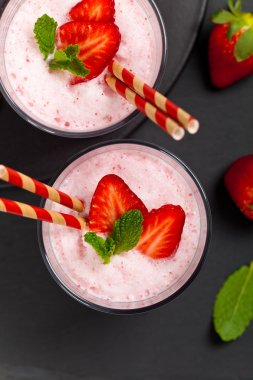 Çilekli yoğurt smoothie