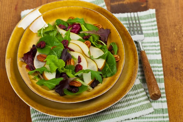 Birnensalat mit Pekannüssen — Stockfoto