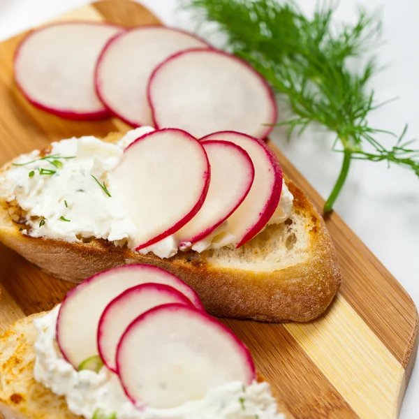 Tostadas de rábano y queso crema — Foto de Stock