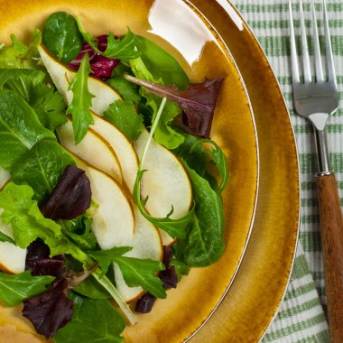 Ev yapımı armut salatası