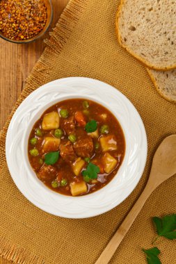 Ev yapımı yavaş tencere sığır eti güveç