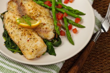 Tilapia sotelenmiş ıspanak ile