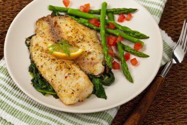 Tilapia sotelenmiş ıspanak ile