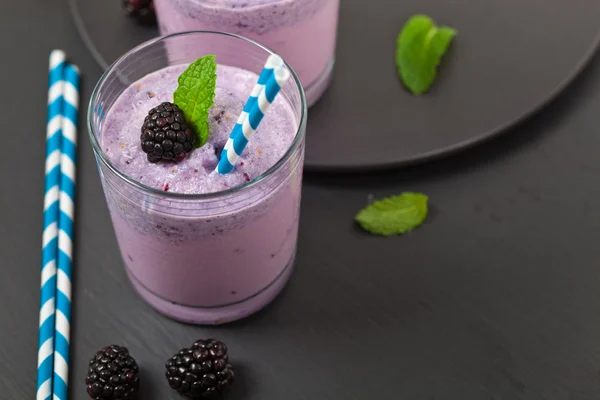 Jeżyna jogurt koktajl — Zdjęcie stockowe