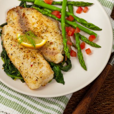 Tilapia sotelenmiş ıspanak ile