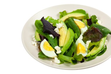 Avokado, yumurta ve peynir salatası