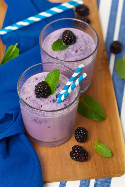BlackBerry yoghurt smoothie — Stock fotografie