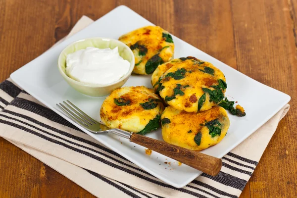 Patatas empanadas de espinacas —  Fotos de Stock