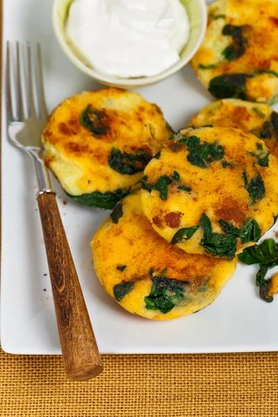 Patatas empanadas de espinacas —  Fotos de Stock