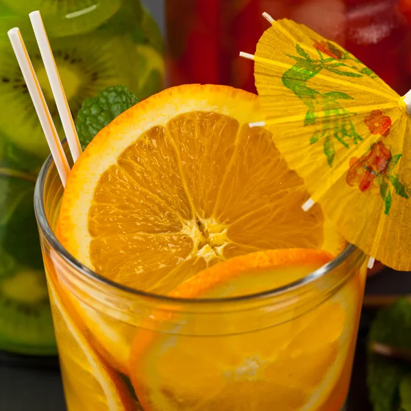 Cócteles de verano con piezas de fruta — Foto de Stock