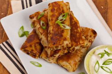 Geleneksel Rus doldurulmuş krep kızarmış