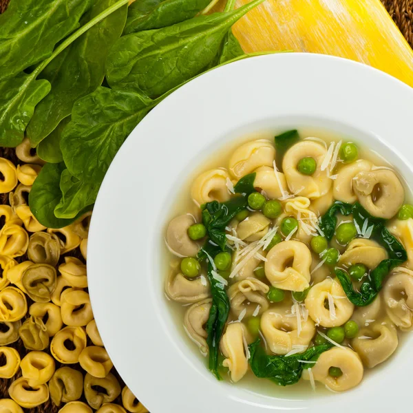 Tortellini-Suppe mit Spinat — Stockfoto