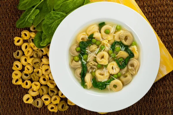 Zupa tortellini ze szpinakiem — Zdjęcie stockowe