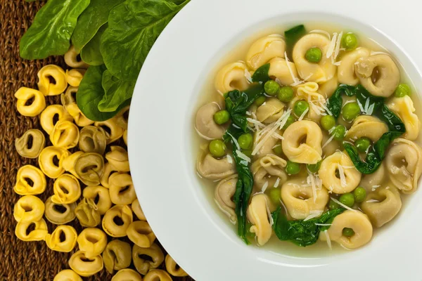 Tortellini-Suppe mit Spinat — Stockfoto