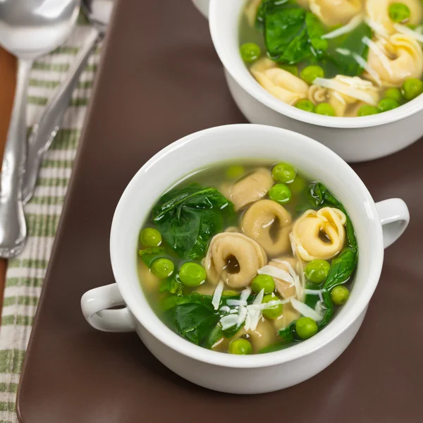 Tortellini-Suppe mit Spinat — Stockfoto