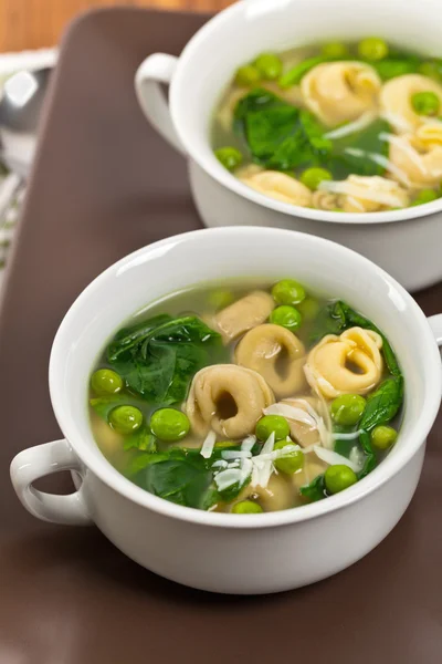 Tortellini polévka se špenátem — Stock fotografie